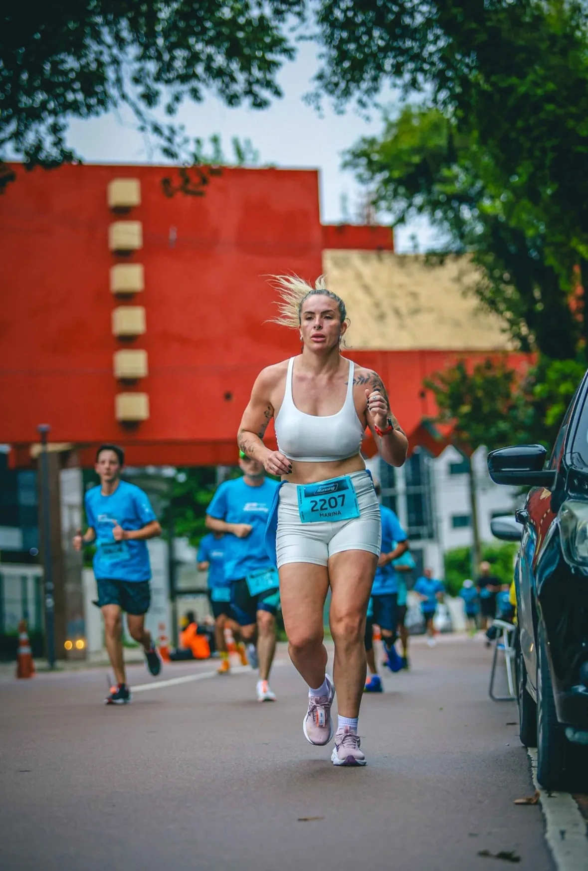 Marina Miras com número de peito durante prova de corrida