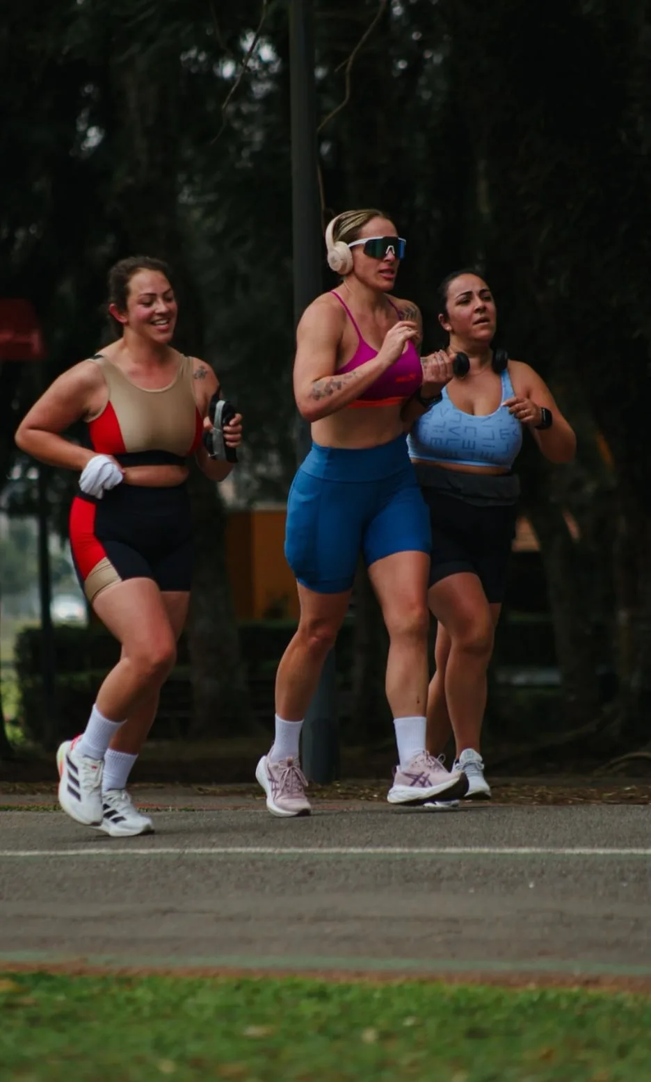 Grupo de mulheres correndo juntas em treino coletivo