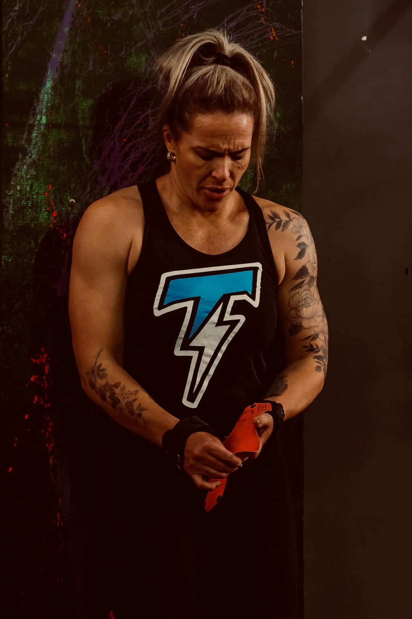 Marina Miras treinando em academia com iluminação baixa