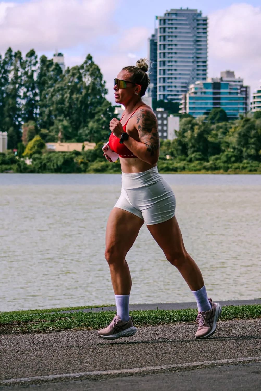 Marina Miras correndo à beira de um lago