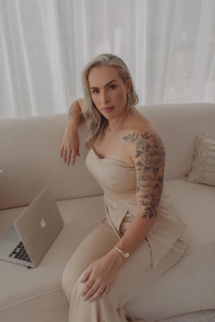 Marina Miras sentada no sofá do consultório durante atendimento